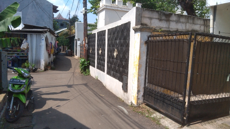 Spacious 3-Bedroom House with Private Parking