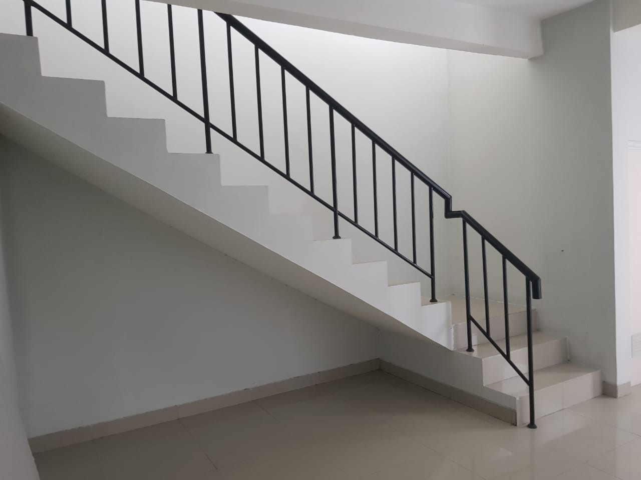 Lippo Cikarang-дағы 3 қабатты коммерциялық ғимарат, үздік орналасуы
