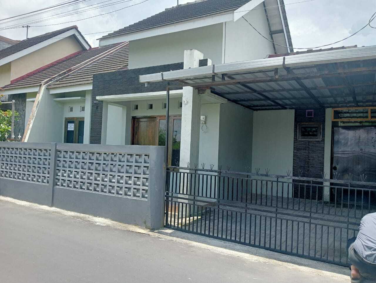 Minimalist 2-Bedroom House with Garage in Sleman