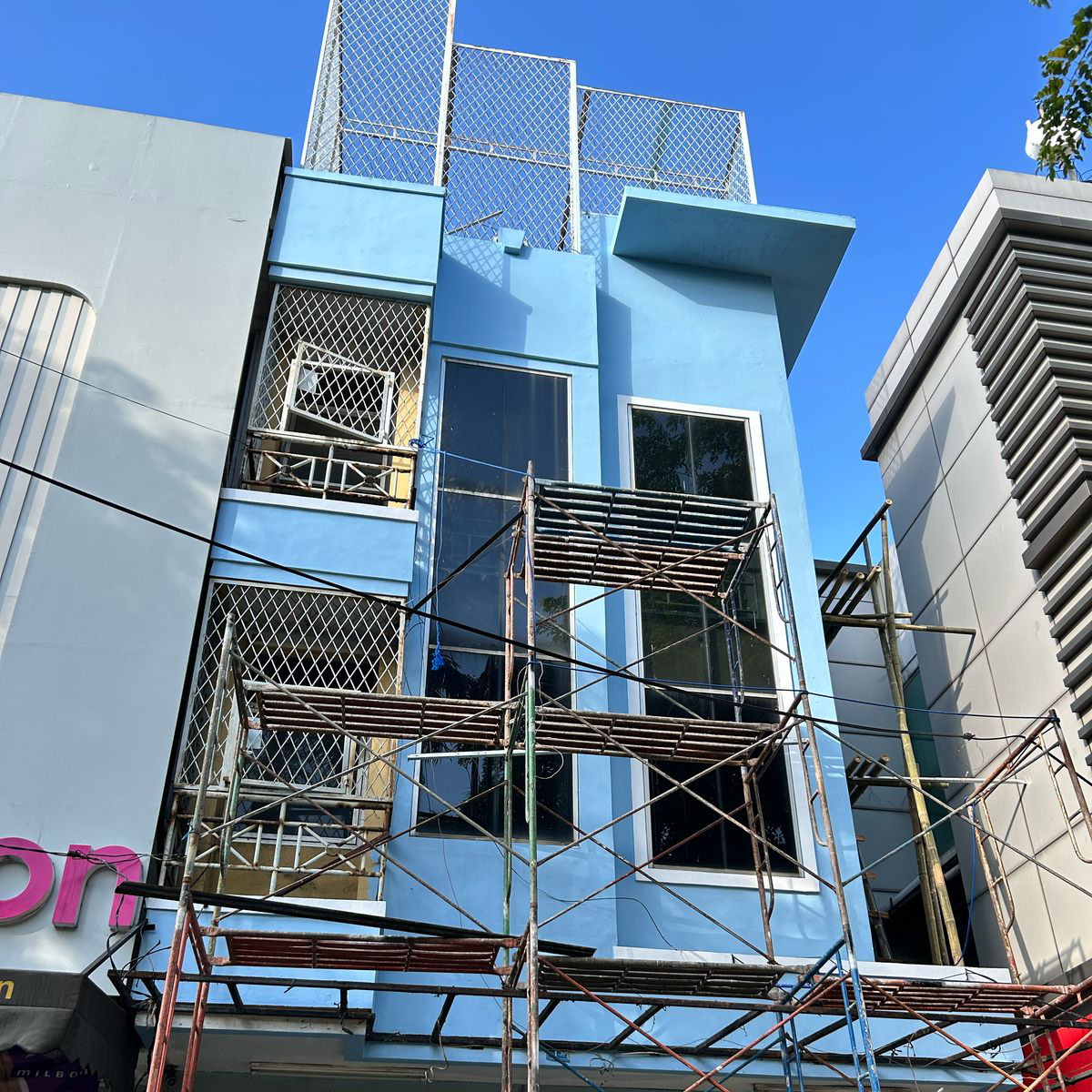 Spacious Commercial Building with 4 Bedrooms