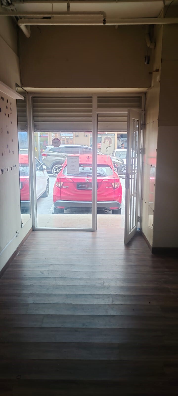 Strategic Location Commercial Kiosk with Glass Door