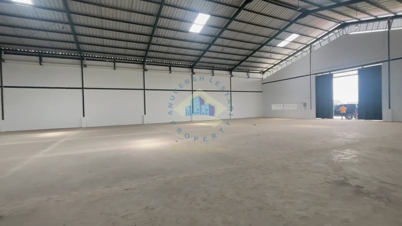 Large Industrial Warehouse with Container Access