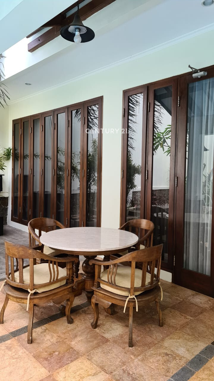 High-Walled Private Property with Swimming Pool in Quiet Area