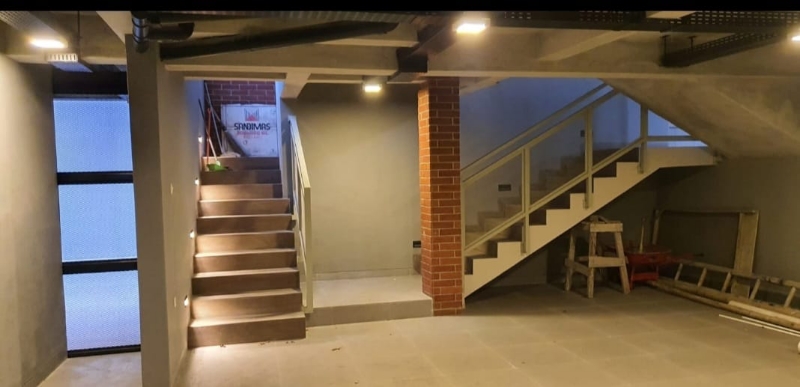 Spacious 400m² House with 4 Bedrooms