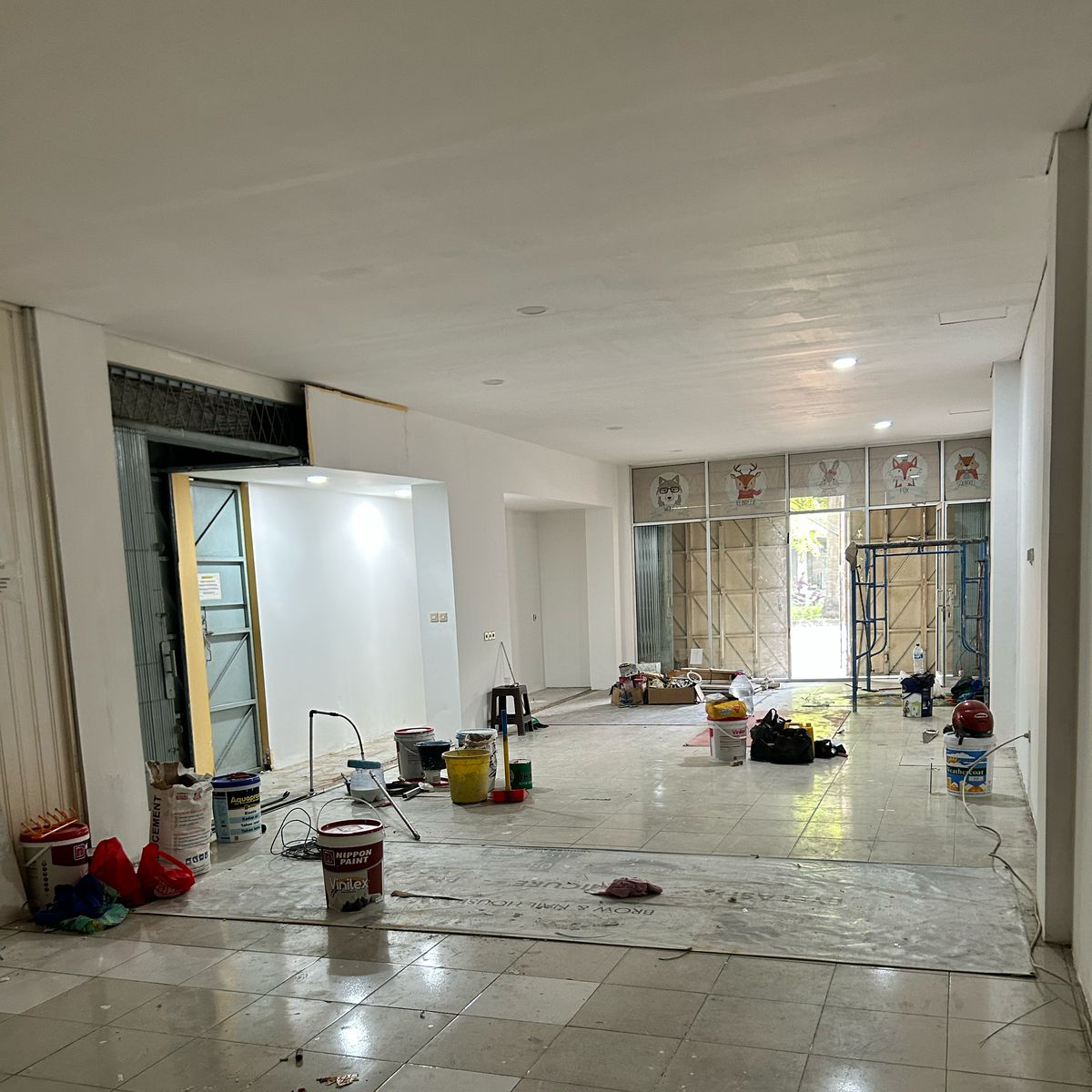 Spacious Commercial Building with 4 Bedrooms