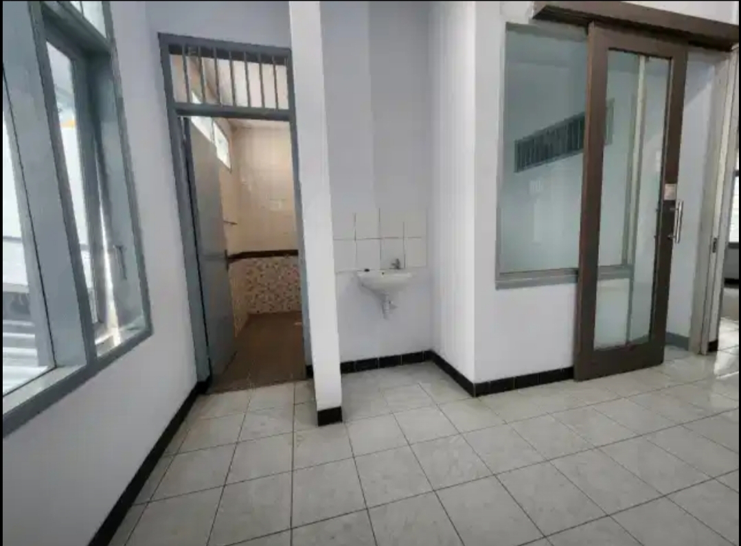 Spacious 4-Bedroom House in Tebet Timur, Suitable for Office or Residence
