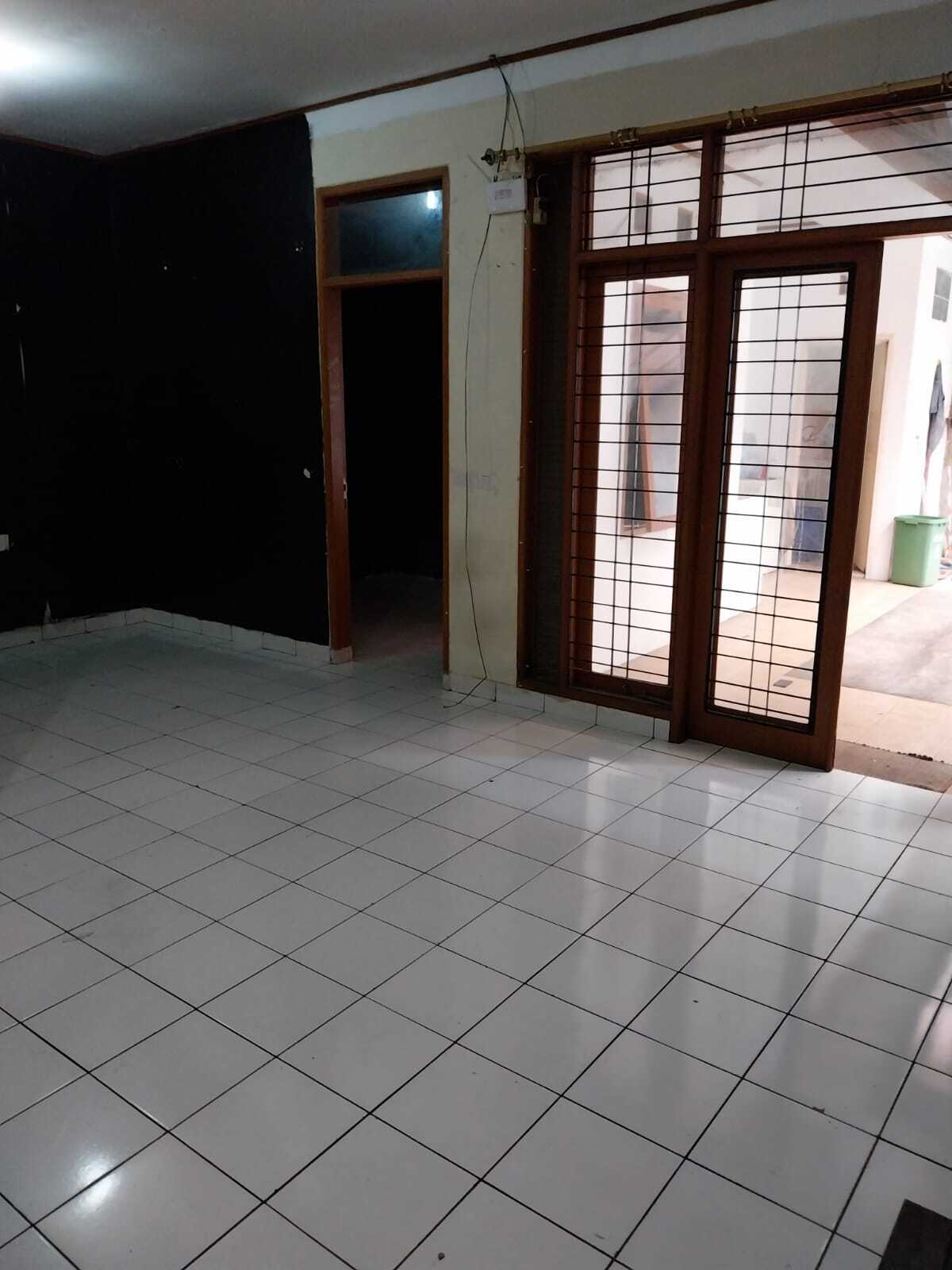 Spacious Family House Near Main Road Antapani