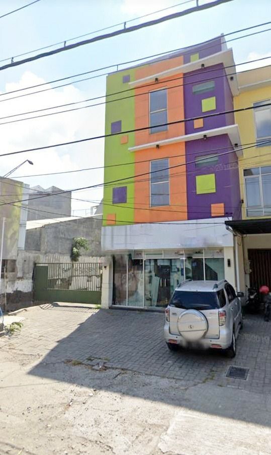Commercial Building with Warehouse in Prime Location