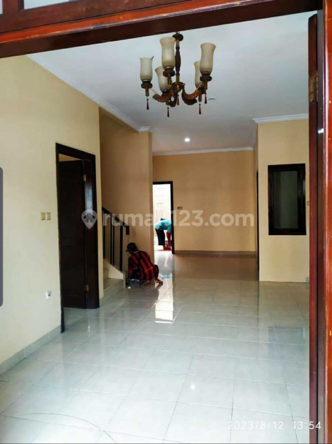 Spacious 4+1 Bedroom House with Large Carport
