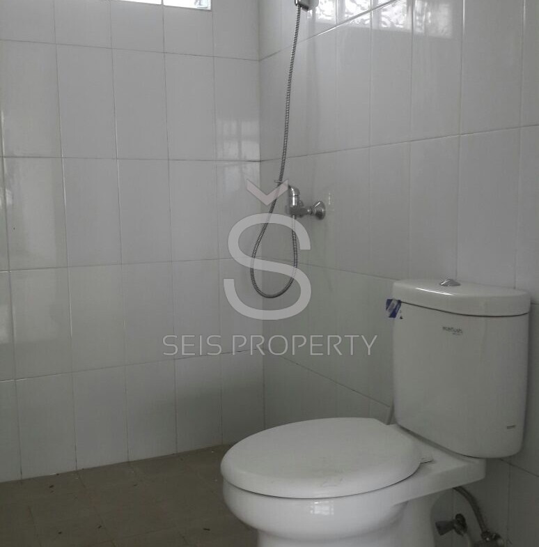 Spacious 3-Floor House with Double Carport