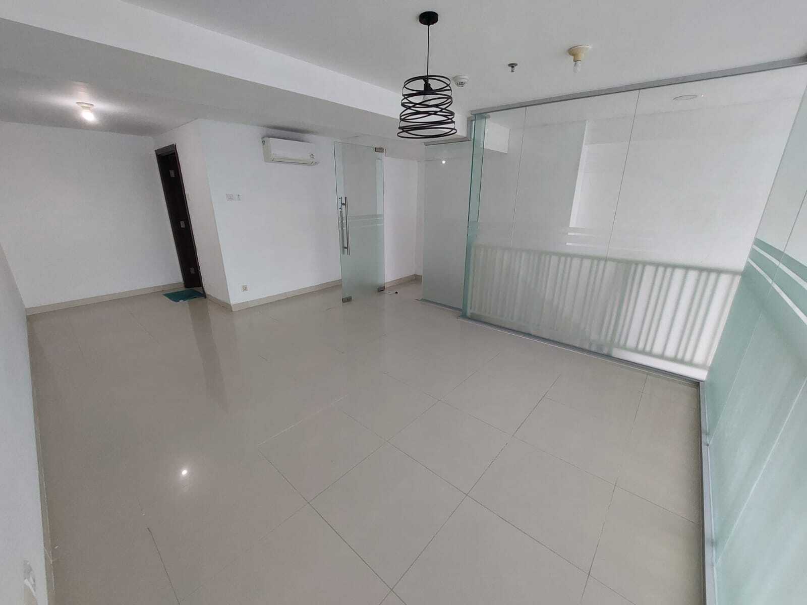 Large 103m² Unfurnished Apartment with City View
