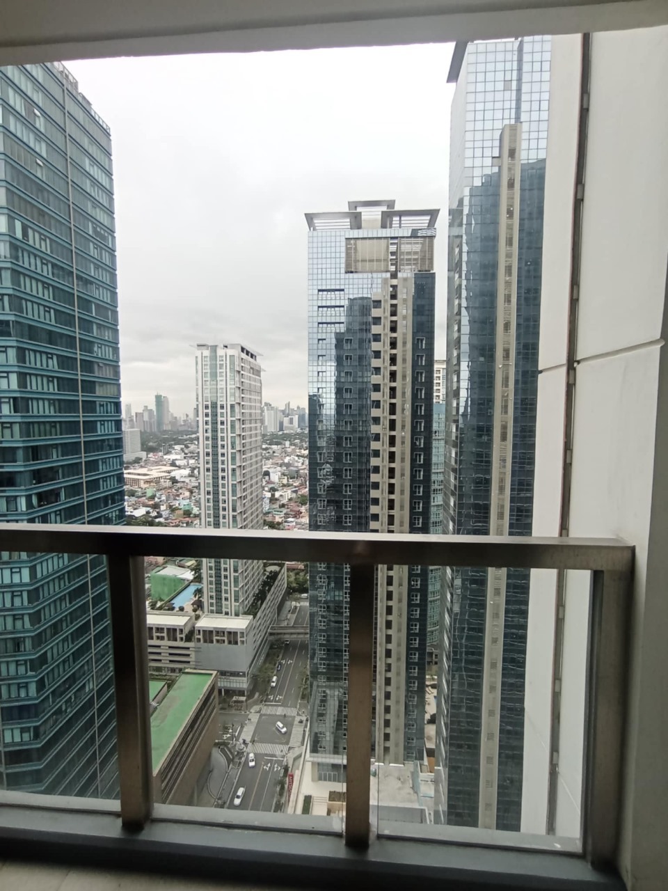 Semi-furnished 2-bedroom at Uptown Ritz - Luxurious City Living