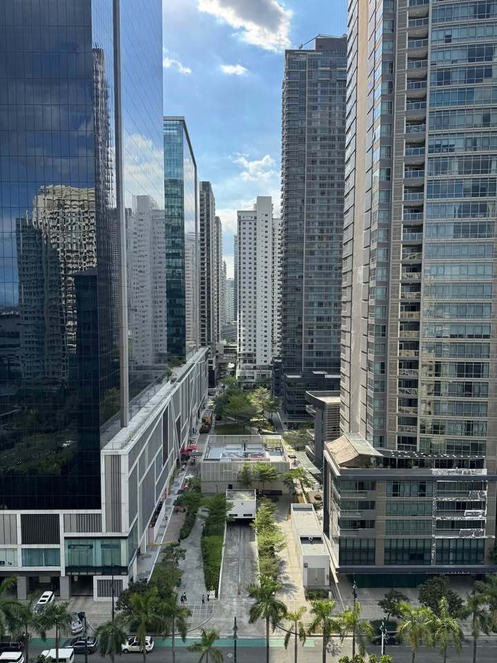 Тагиг қаласындағы Two Serendra Encino екі бөлмелі жиһазданған пәтер