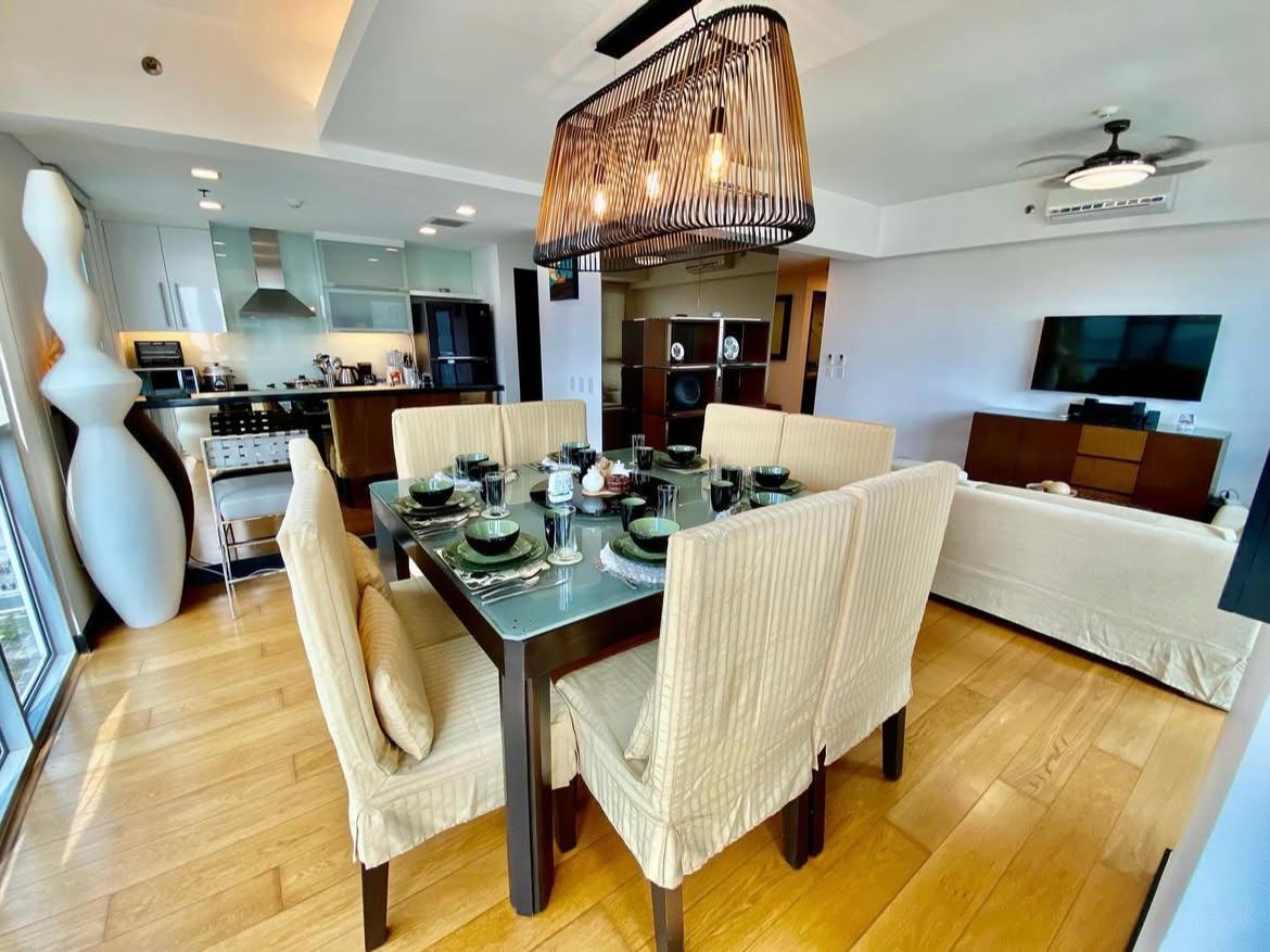 One Serendra-дағы люкс 2 бөлмелі толық жабдықталған пәтер