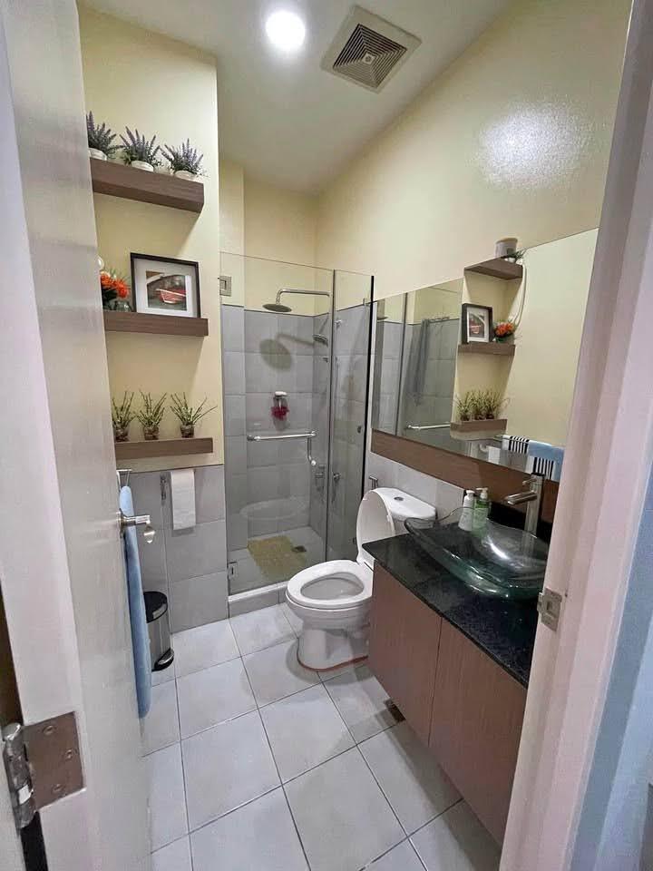 Two Serendra Dolce-тегі 1 бөлмелі шатыр бөлме, толық жабдықталған