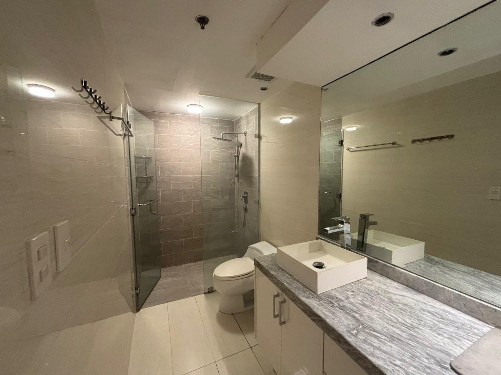 McKinley Park Residences, BGC-дағы жоғарғы қабаттағы екі деңгейлі 2 бөлмелі пәтер