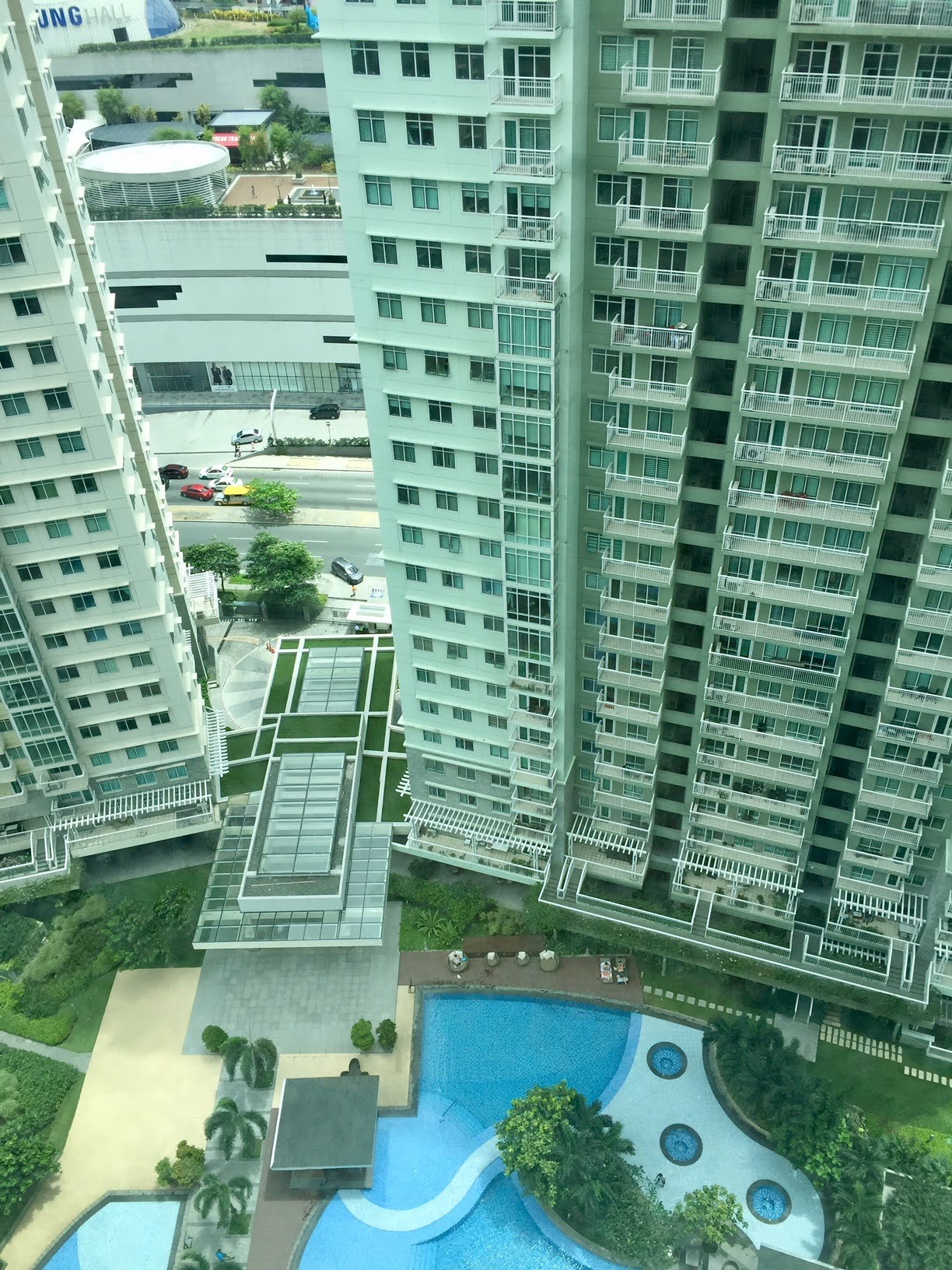 Two Serendra Meranti-дағы екі бөлмелі жиһазбен жабдықталған пәтер, Макати қаласы