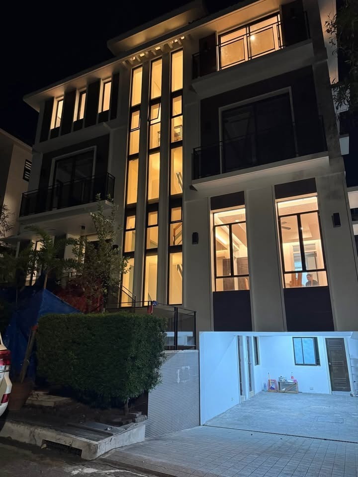 Luxury 5BR House in McKinley Hill, Taguig City