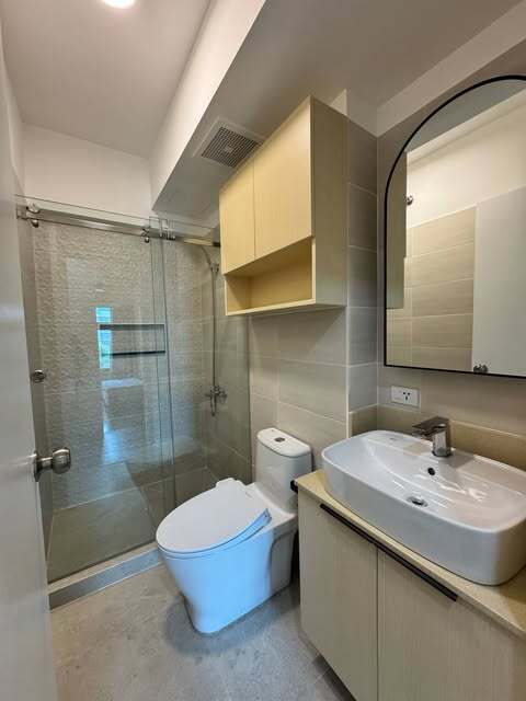 Жөнделген 2 бөлмелі пәтер Two Serendra-да ыңғайлылықтар мен тұрақ орыны бар