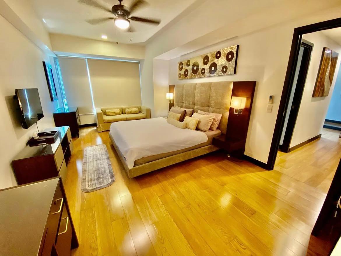 One Serendra-дағы люкс 2 бөлмелі толық жабдықталған пәтер