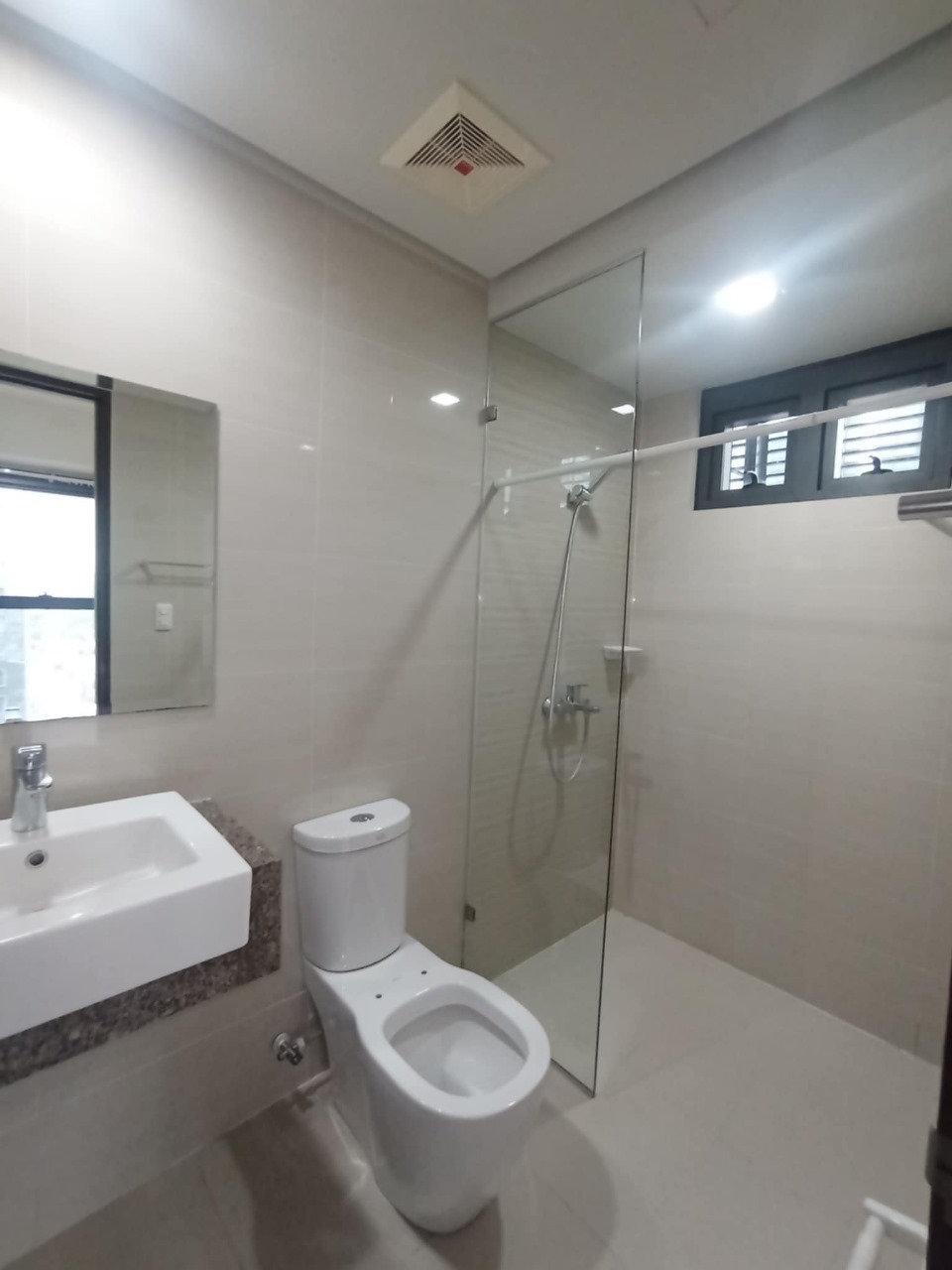 Semi-furnished 2-bedroom at Uptown Ritz - Luxurious City Living