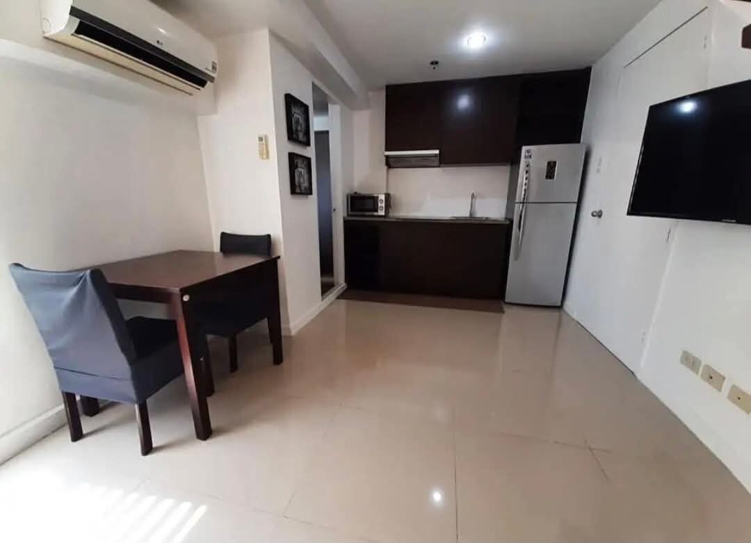 Forbeswood Parklane, BGC-дағы гольф алаңы көрінісі бар толық жабдықталған 2 бөлмелі пәтер