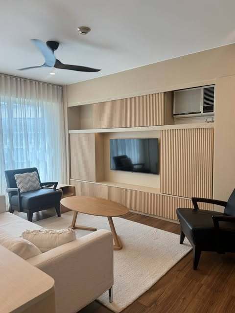 Жөнделген 2 бөлмелі пәтер Two Serendra-да ыңғайлылықтар мен тұрақ орыны бар