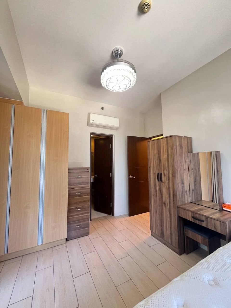 Uptown Ritz, BGC-тегі қызметші бөлмесі бар талғампаз 2 жатқа бөлмелі пәтер