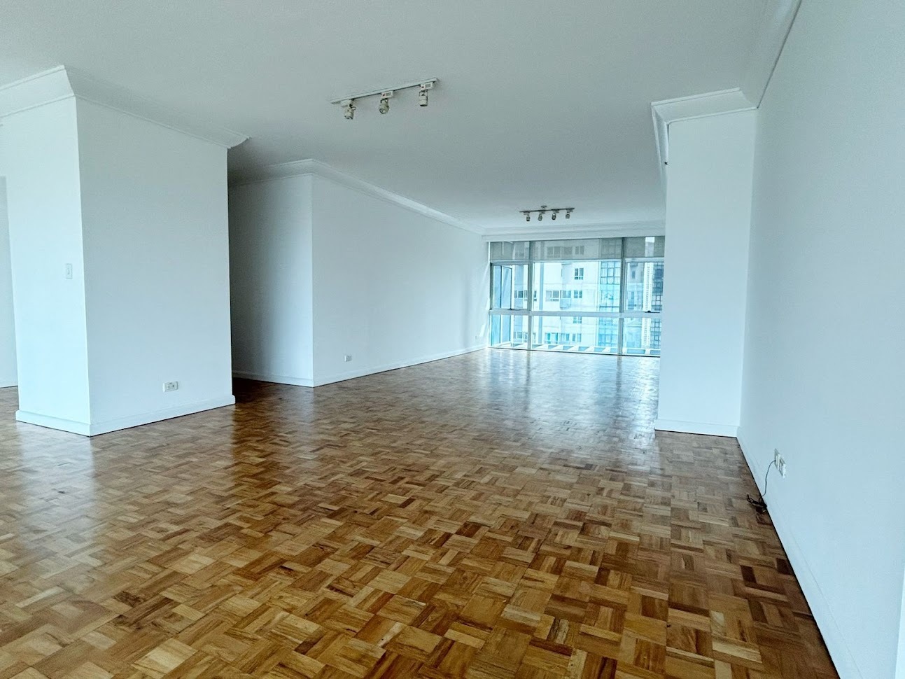 Pacific Plaza Towers, BGC, Тагиг қаласындағы кең 3 бөлмелі пәтер