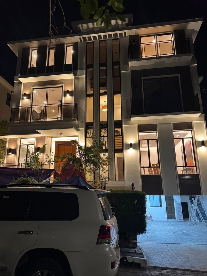 Luxury 5BR House in McKinley Hill, Taguig City