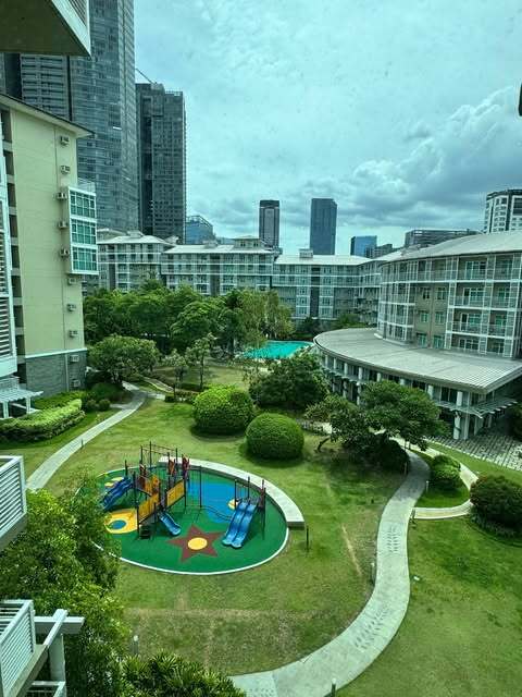 Жөнделген 2 бөлмелі пәтер Two Serendra-да ыңғайлылықтар мен тұрақ орыны бар