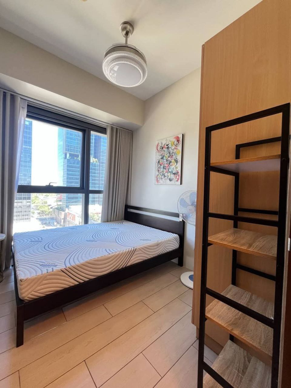 Uptown Ritz, BGC-тегі қызметші бөлмесі бар талғампаз 2 жатқа бөлмелі пәтер