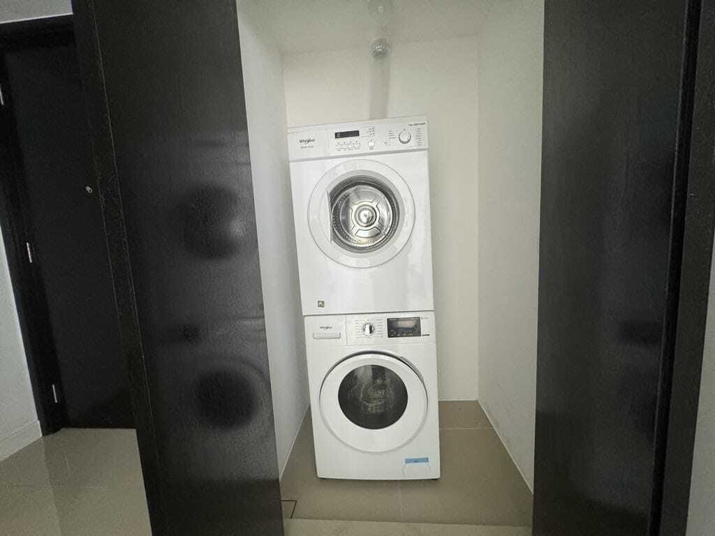 Парк көрінісі бар 35-ші қабаттағы толық жабдықталған 2 бөлмелі пәтер