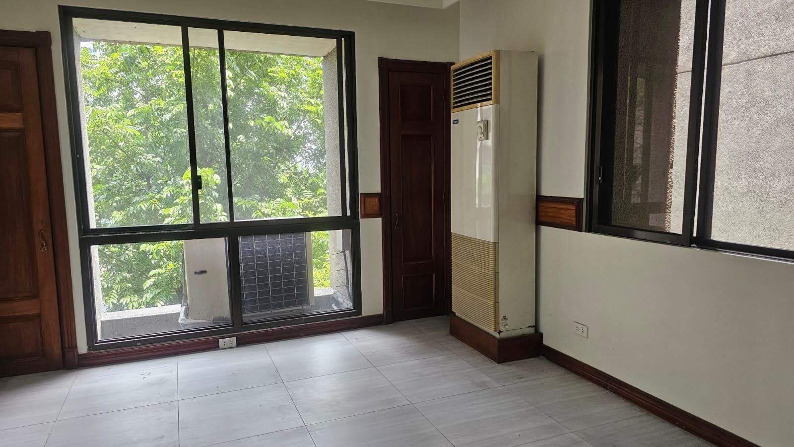 Alexandra Condominium - Spacious 3-Bedroom Condo in Meralco Ave, Pasig