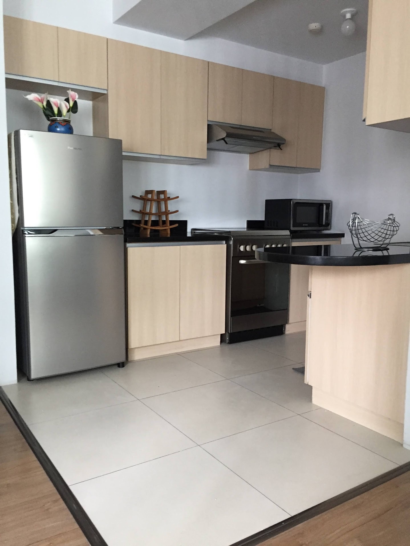 Two Serendra Meranti-дағы екі бөлмелі жиһазбен жабдықталған пәтер, Макати қаласы