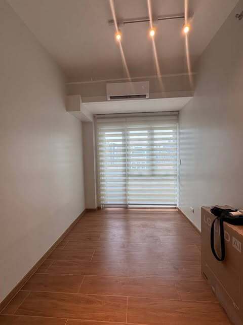 100 West Makati толық жабдықталған 2 бөлмелі пәтер