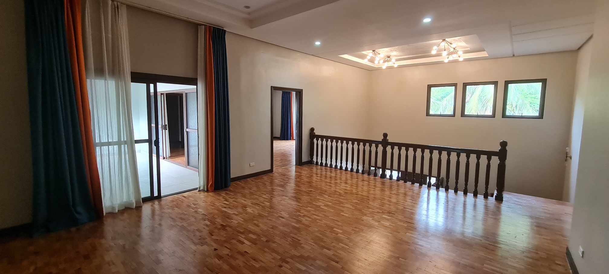 Кең 5 бөлмелі үй, Урданета ауылындағы бассейні бар, Макати қаласы