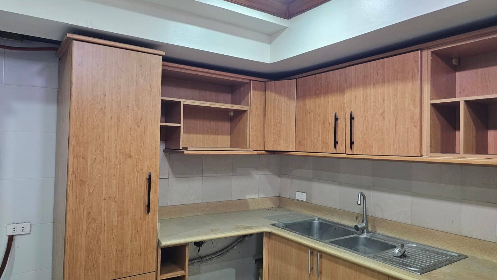 Alexandra Condominium - Spacious 3-Bedroom Condo in Meralco Ave, Pasig