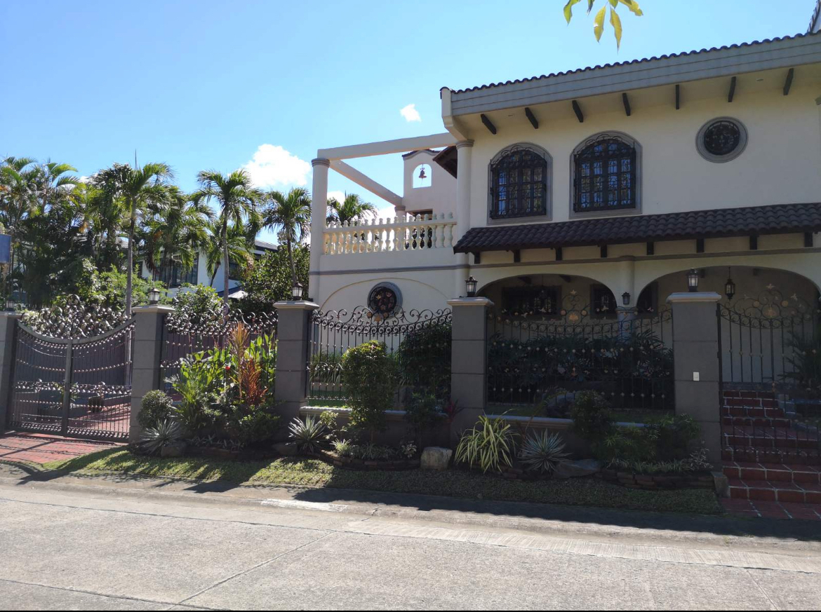 Spacious 4-Bedroom House in Ayala Alabang with Pool