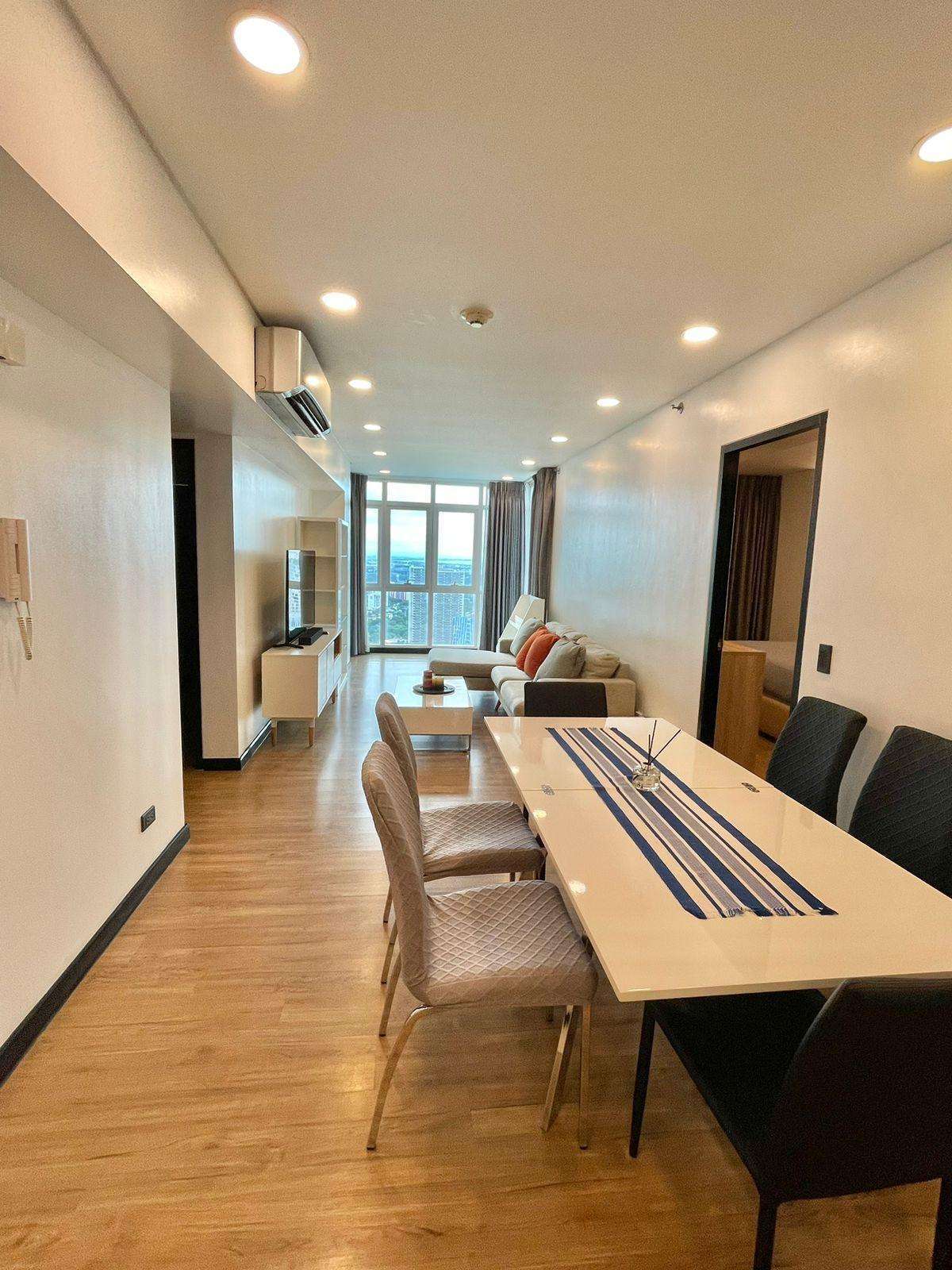 Two Serendra-дағы толық жабдықталған 2 бөлмелі пәтер