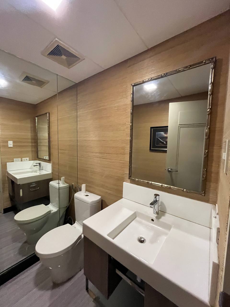 Edades Tower, Rockwell Makati-дағы 3 жатқа бөлмелі люкс жиһазданған пәтер