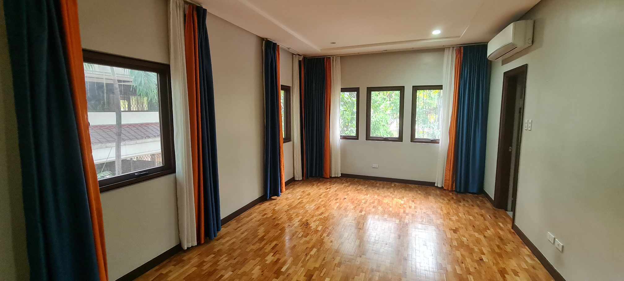 Кең 5 бөлмелі үй, Урданета ауылындағы бассейні бар, Макати қаласы