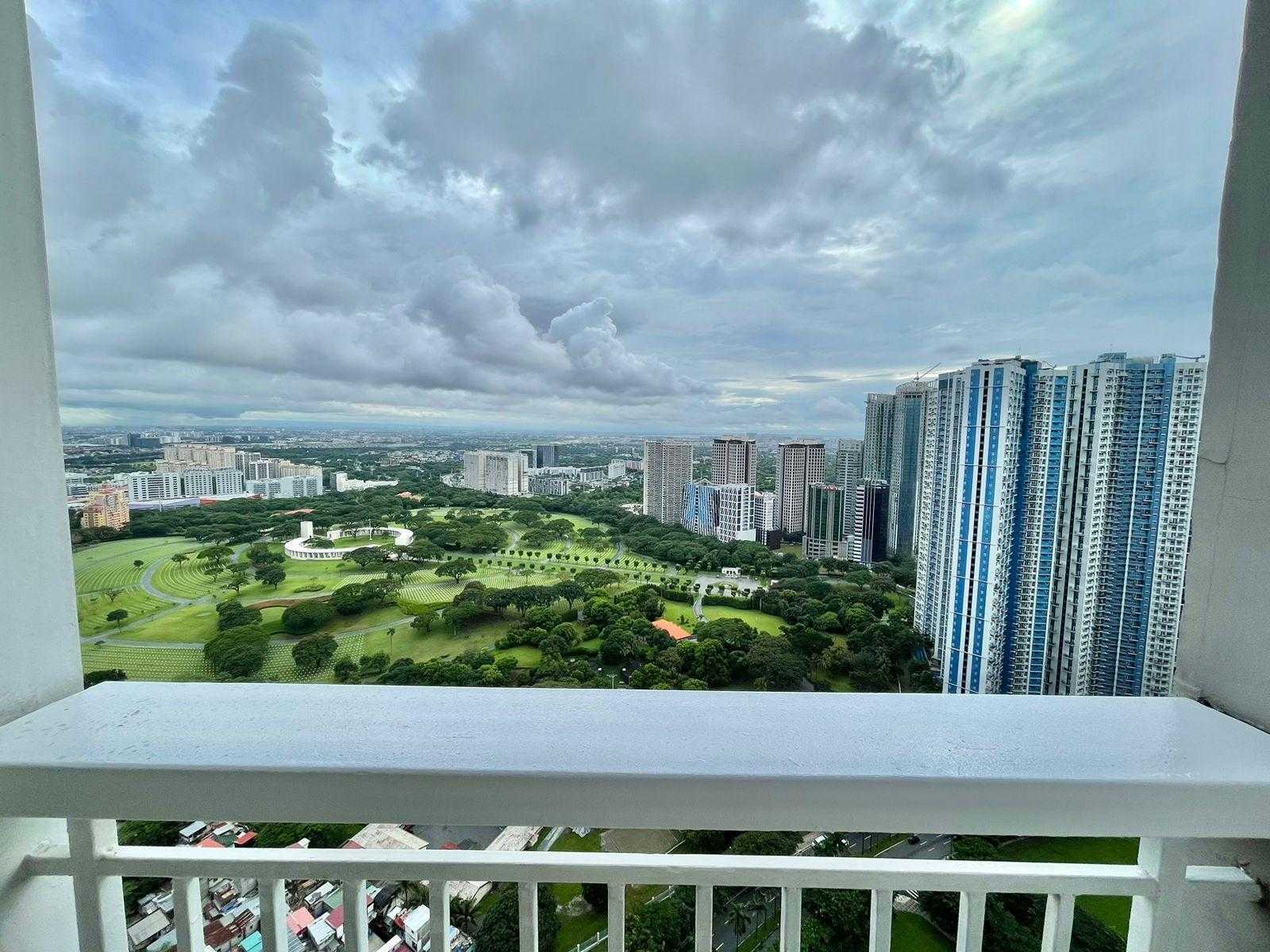 Two Serendra-дағы толық жабдықталған 2 бөлмелі пәтер