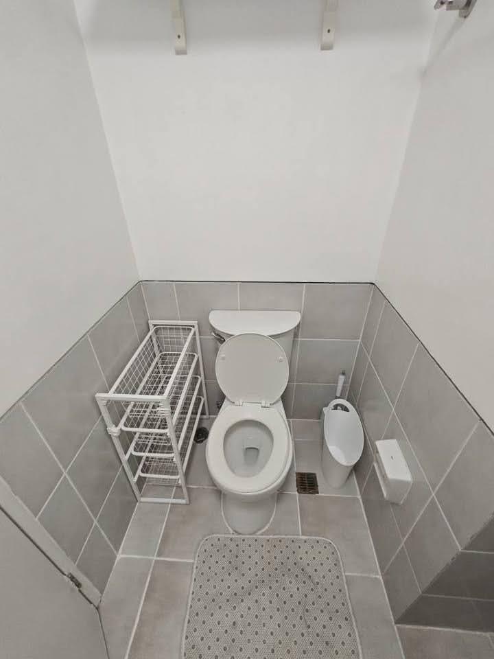 Two Serendra Red Oak - 2 бөлмелі толық жабдықталған балконды және тұрақ орыны бар пәтер