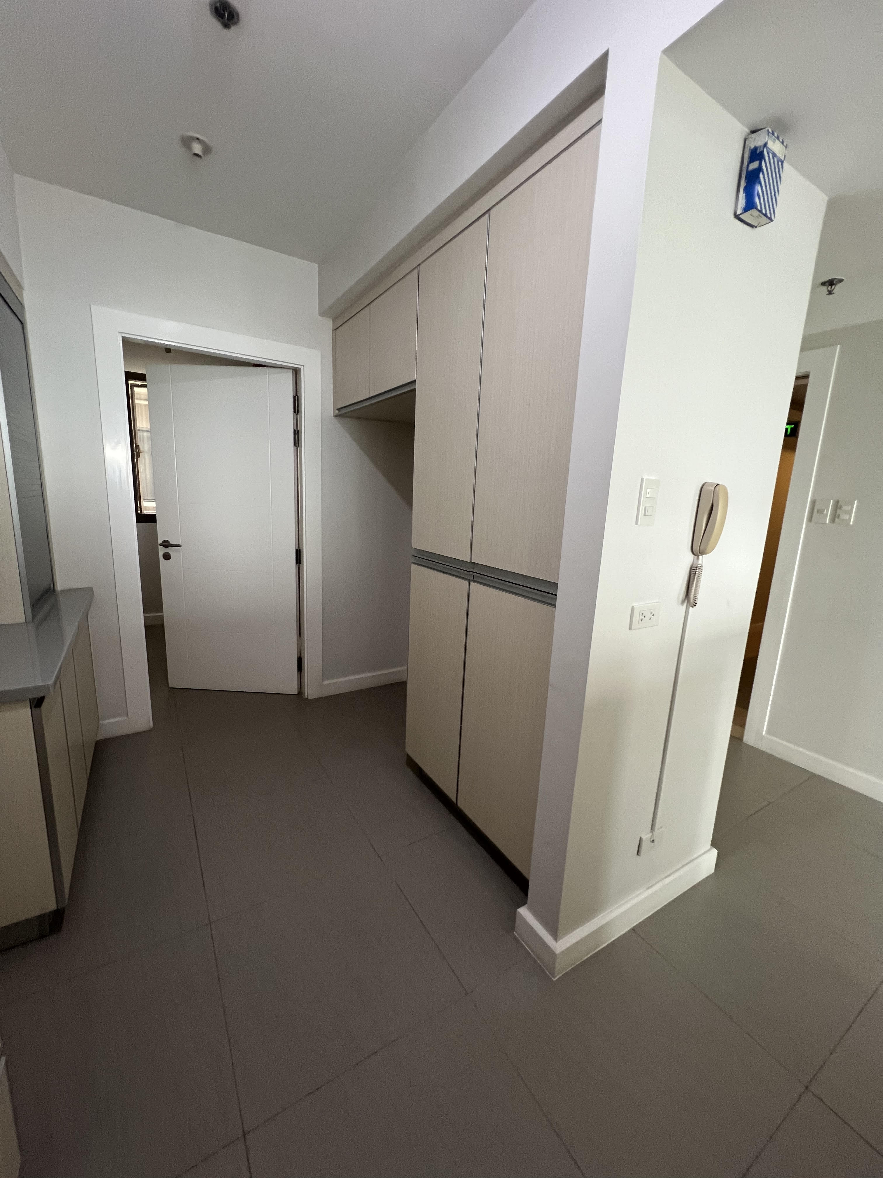 2 автотұрақ орыны бар 27 Аннаполис, Кесон-Ситидегі 3 жұмақты кондо