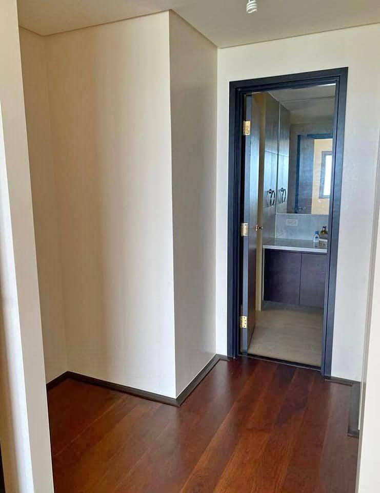 Viridian Greenhills-тегі кең 1 бөлмелі пәтер қала көрінісімен