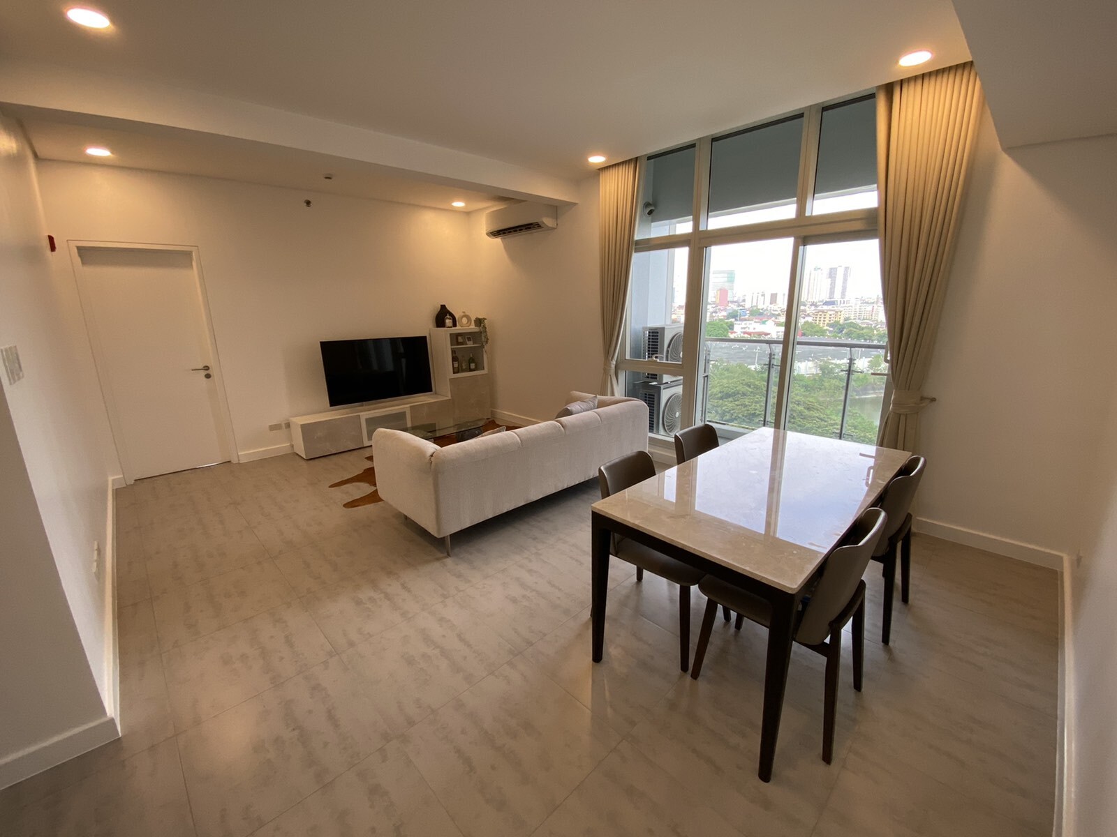 Қала көрінісі бар Sky Villas-тағы толық жабдықталған 2 бөлмелі пәтер