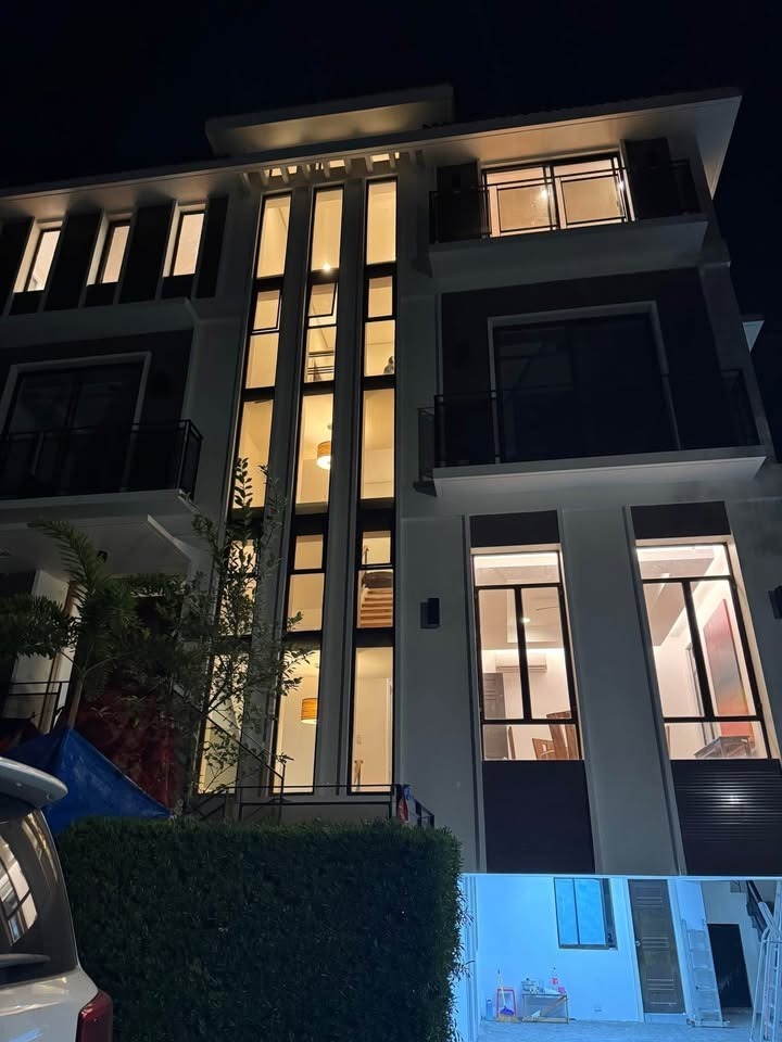 Luxury 5BR House in McKinley Hill, Taguig City