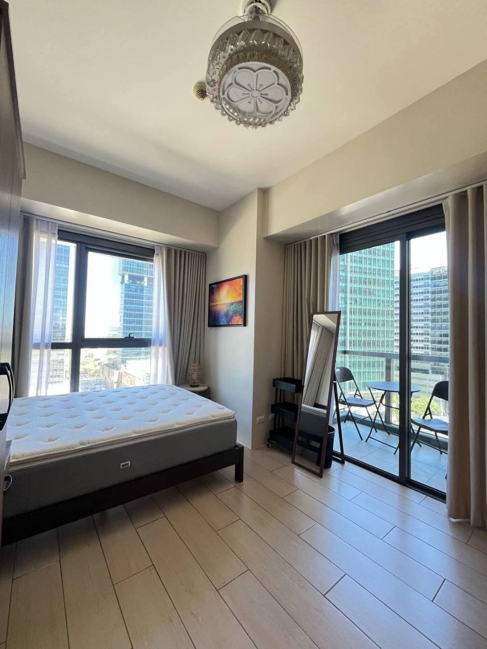 Uptown Ritz, BGC-тегі қызметші бөлмесі бар талғампаз 2 жатқа бөлмелі пәтер