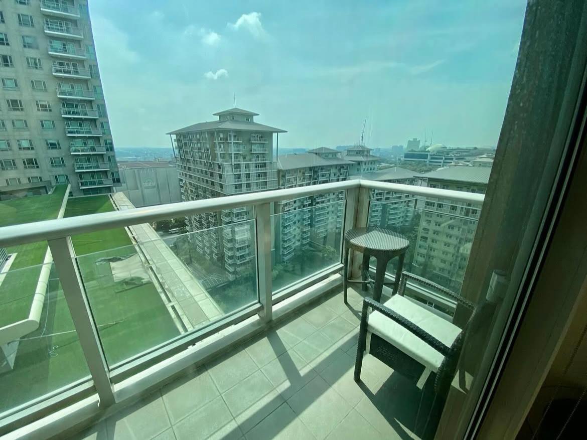 One Serendra-дағы люкс 2 бөлмелі толық жабдықталған пәтер